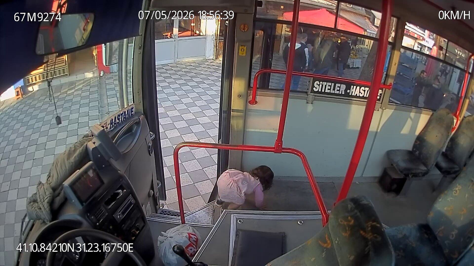 2 Yasindaki Cocuk Ailesi Fark Etmeden Halk Otobusune Bindi Aglama Sesi Buyuk Bir Facia (3)