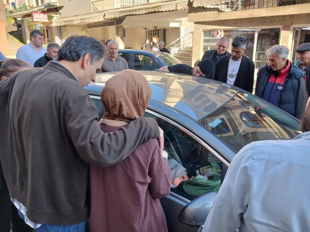 3 Aylik Bebek Arabada Kilitli Kaldi Genc Anne Buyuk Korku Yasadi (2)