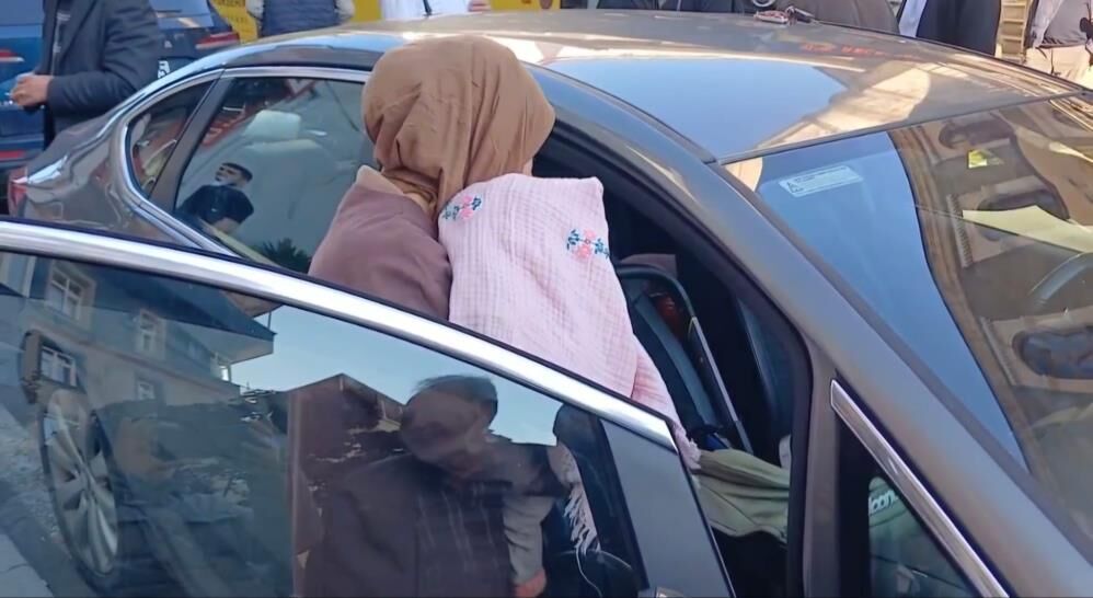 3 Aylik Bebek Arabada Kilitli Kaldi Genc Anne Buyuk Korku Yasadi (4)