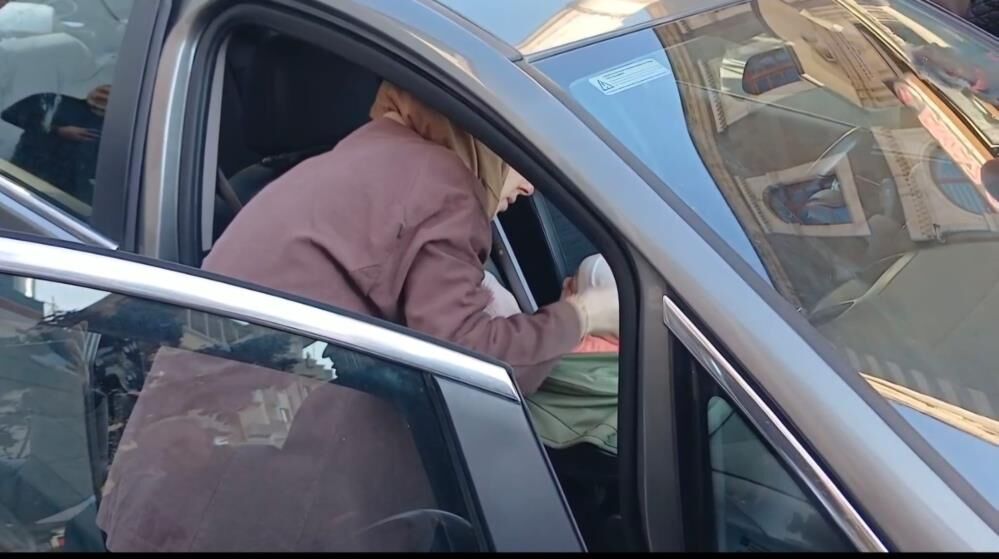 3 Aylik Bebek Arabada Kilitli Kaldi Genc Anne Buyuk Korku Yasadi (5)