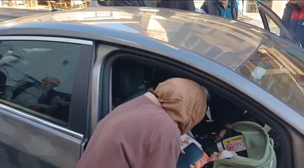3 Aylik Bebek Arabada Kilitli Kaldi Genc Anne Buyuk Korku Yasadi (6)