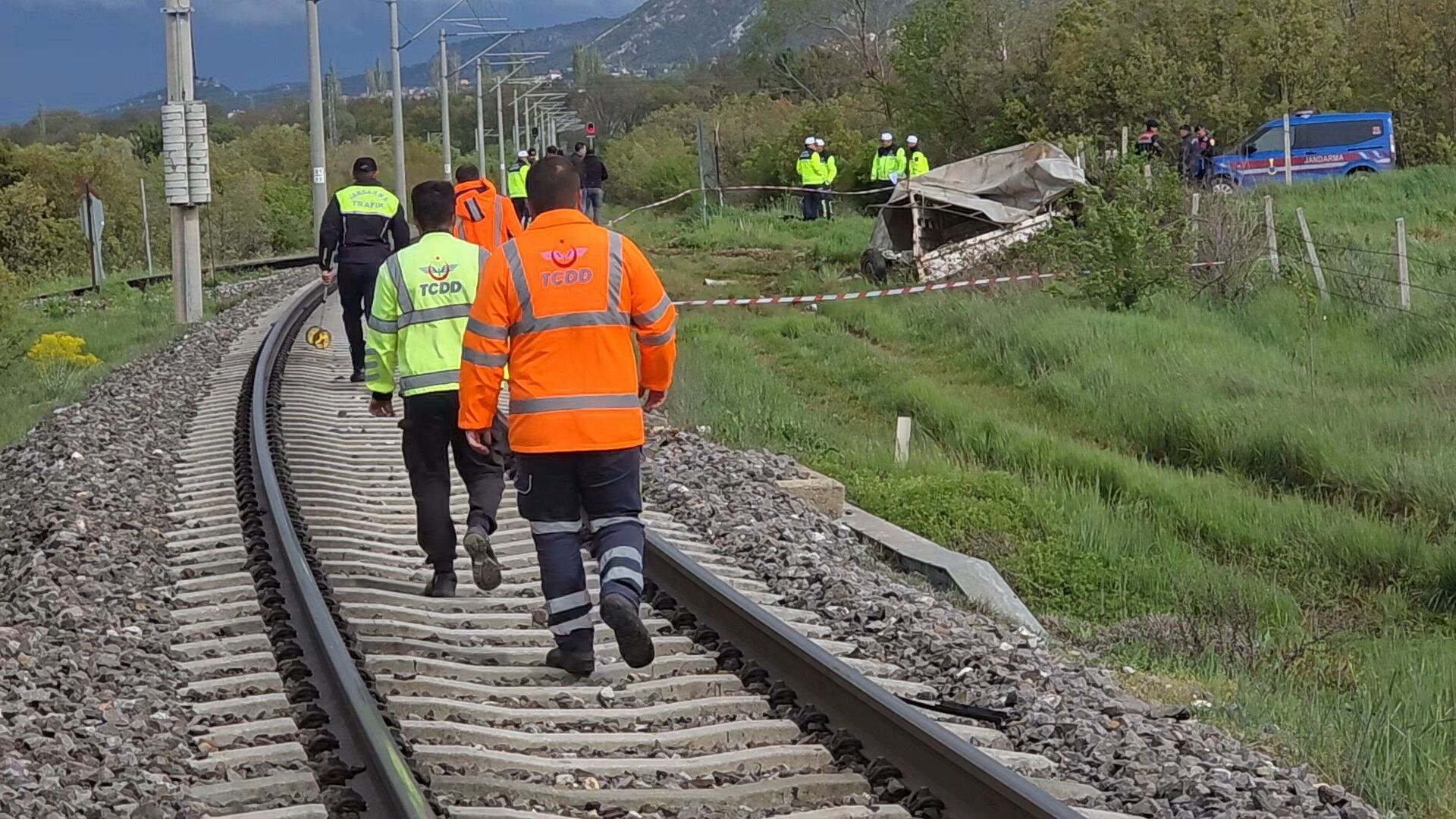 Aci Haber Hastaneden Geldi Yolcu Treni Kamyoneti Bicti 1 Olu 3 Yarali (4)
