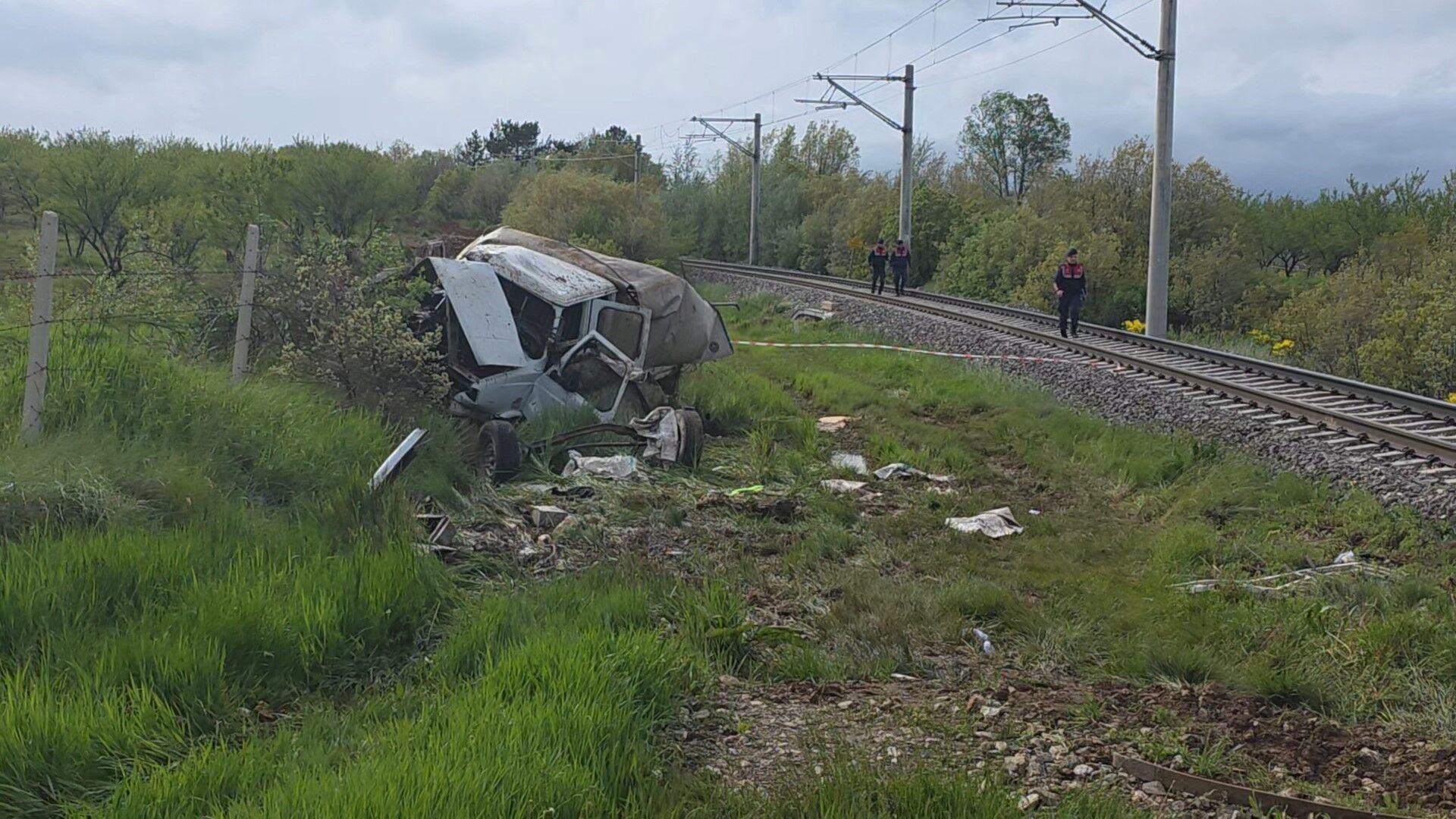 Aci Haber Hastaneden Geldi Yolcu Treni Kamyoneti Bicti 1 Olu 3 Yarali (5)