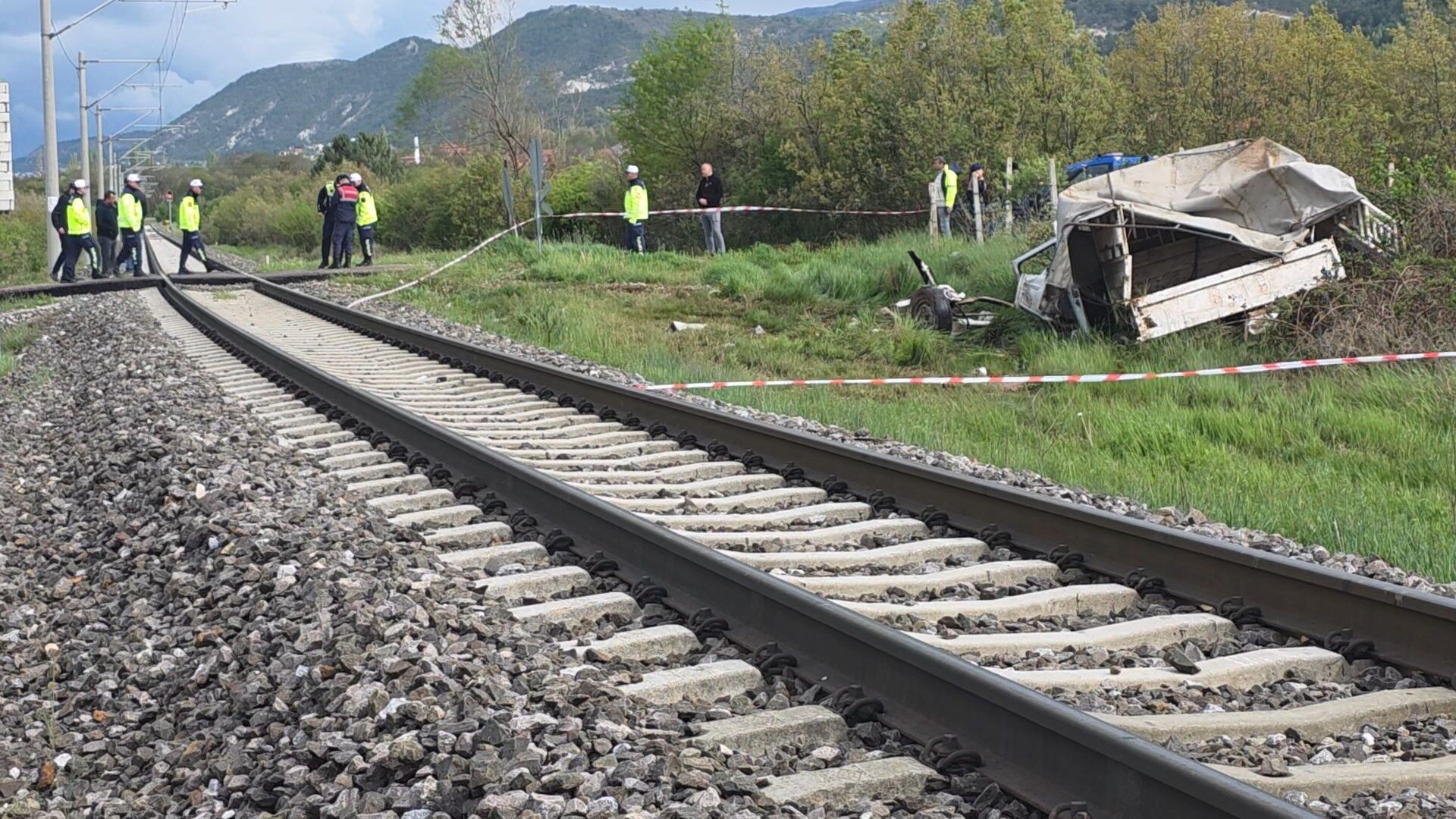 Aci Haber Hastaneden Geldi Yolcu Treni Kamyoneti Bicti 1 Olu 3 Yarali (6)
