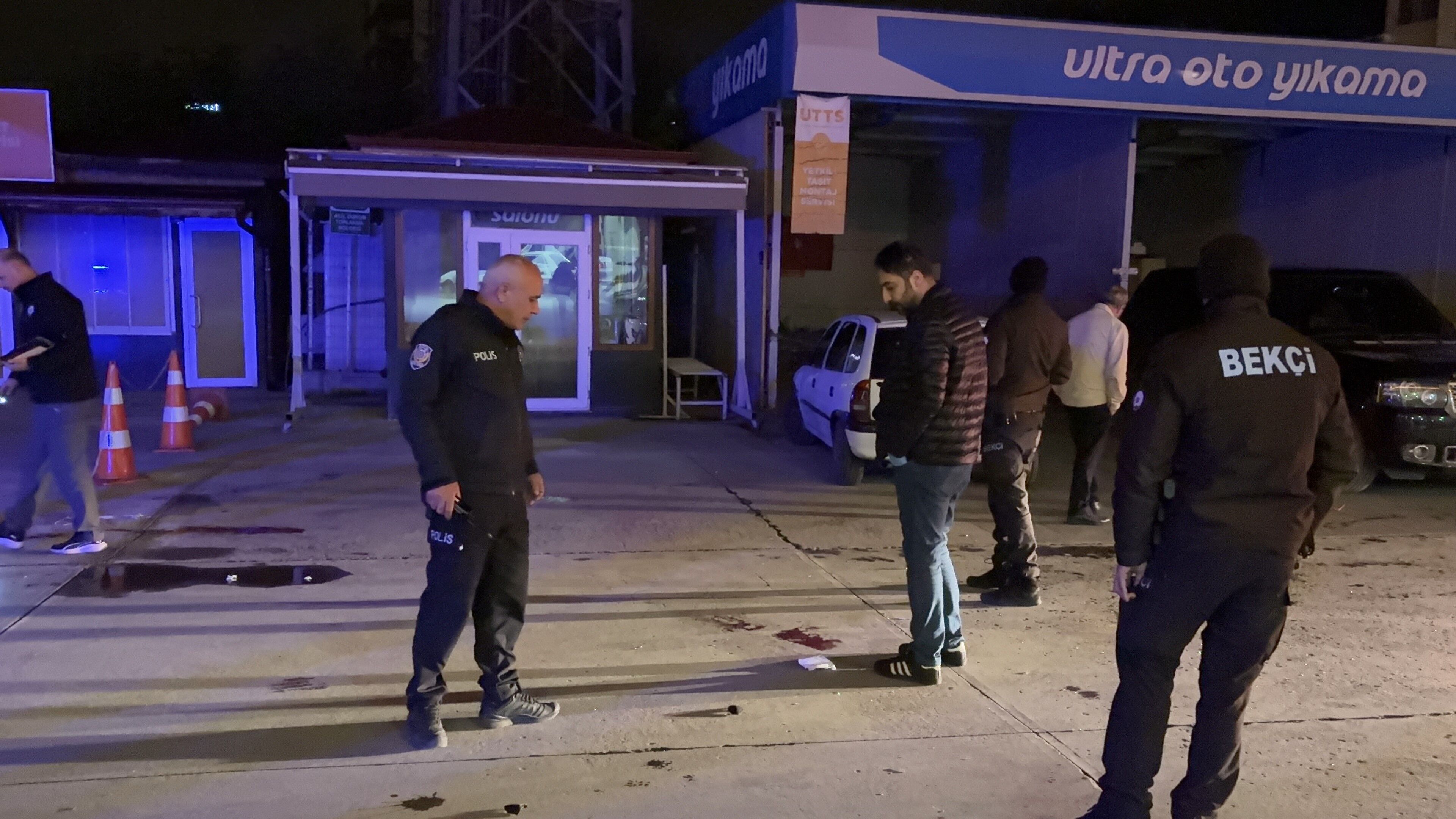 Akaryakit Istasyonunda Dehset Cakmak Istedi Canindan Oldu (2)