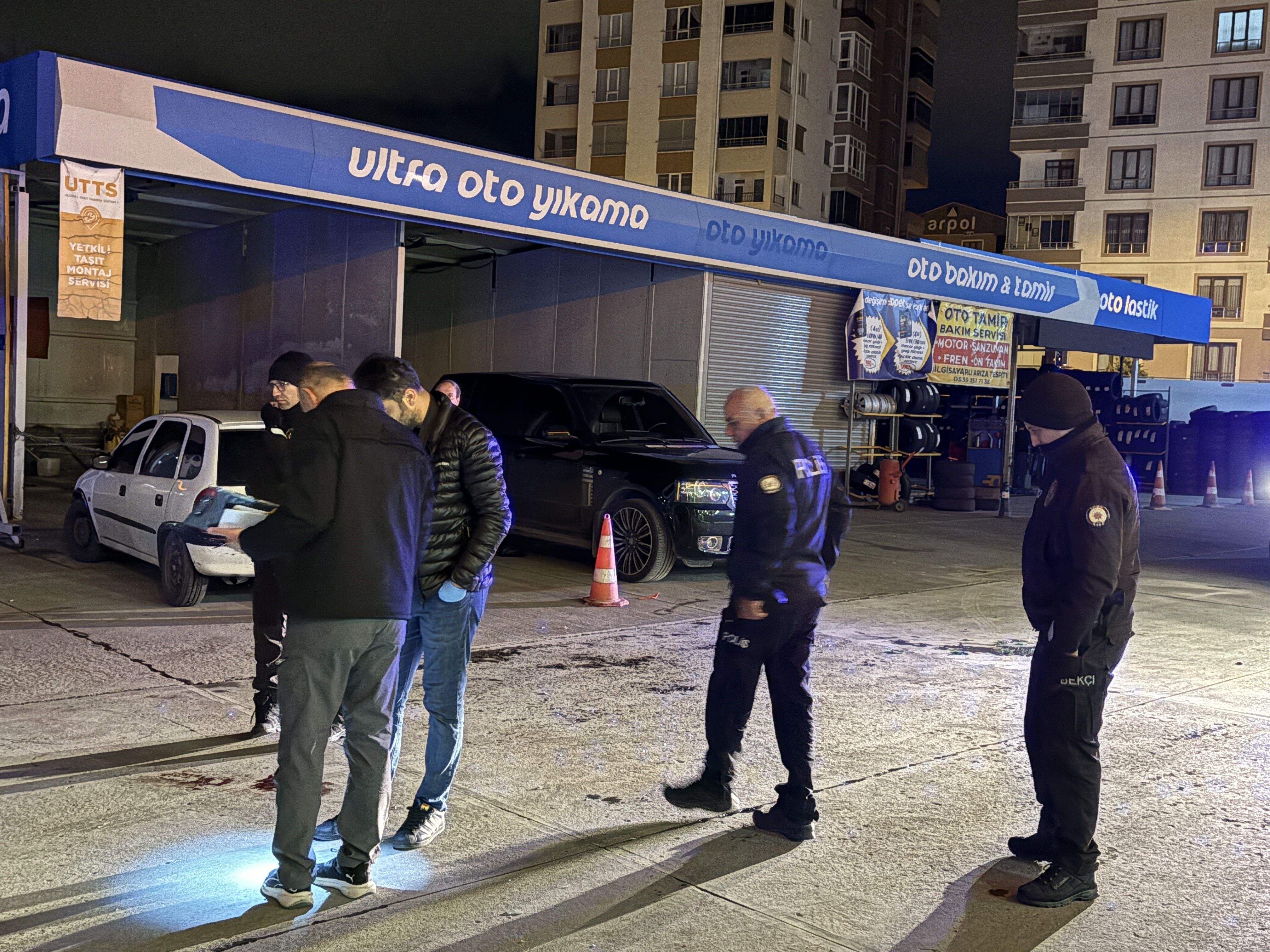 Akaryakit Istasyonunda Dehset Cakmak Istedi Canindan Oldu (5)