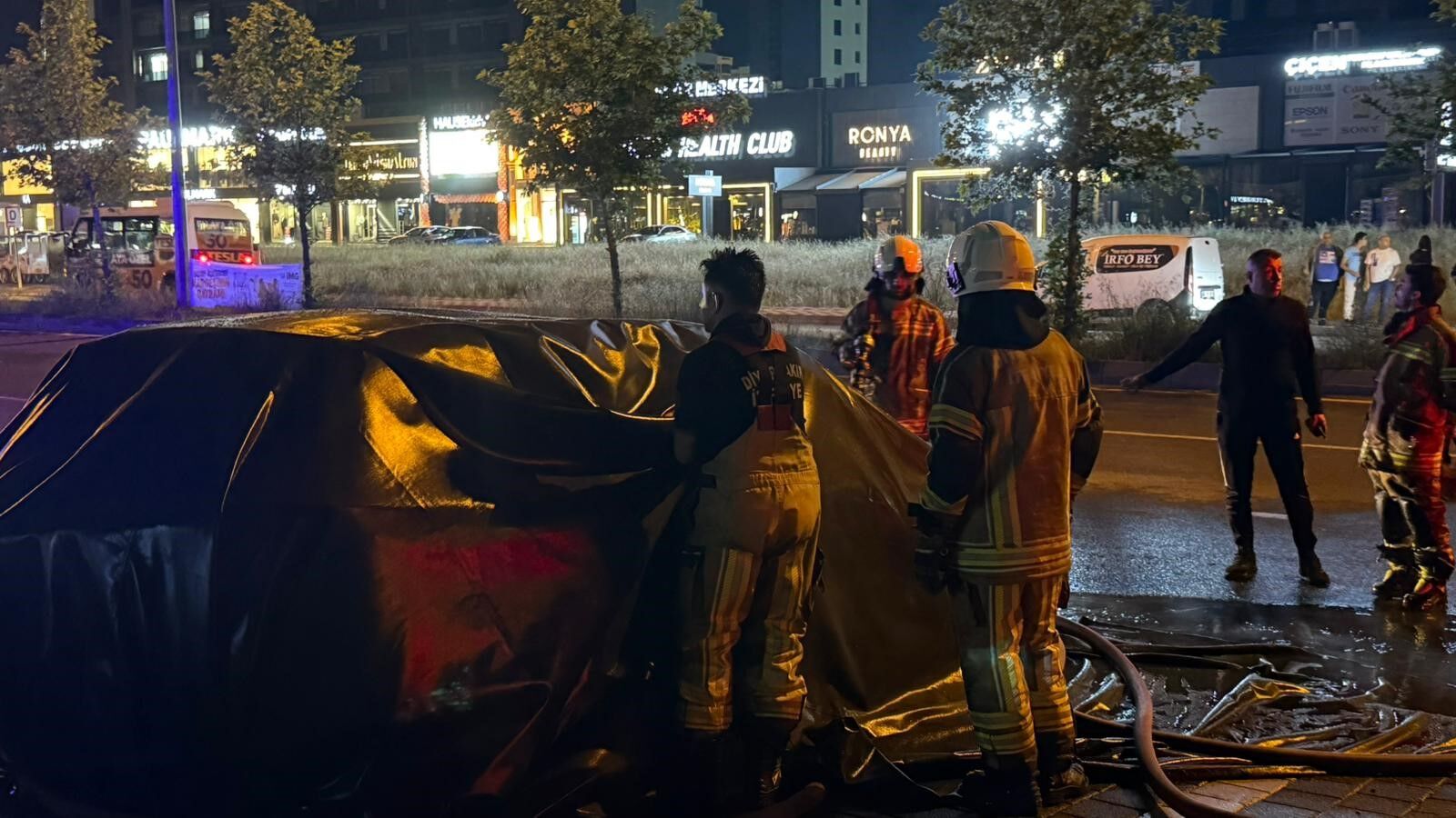 Alev Topuna Donen Elektrikli Suv Yangin Battaniyesi Kullanilarak Sonduruldu (2)