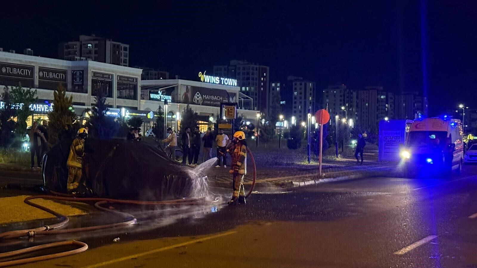 Alev Topuna Donen Elektrikli Suv Yangin Battaniyesi Kullanilarak Sonduruldu (3)