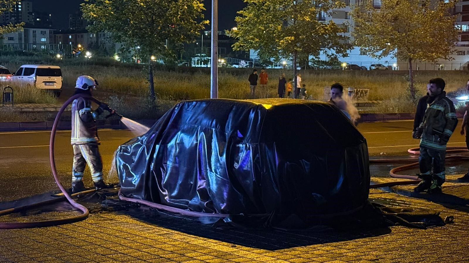 Alev Topuna Donen Elektrikli Suv Yangin Battaniyesi Kullanilarak Sonduruldu (4)
