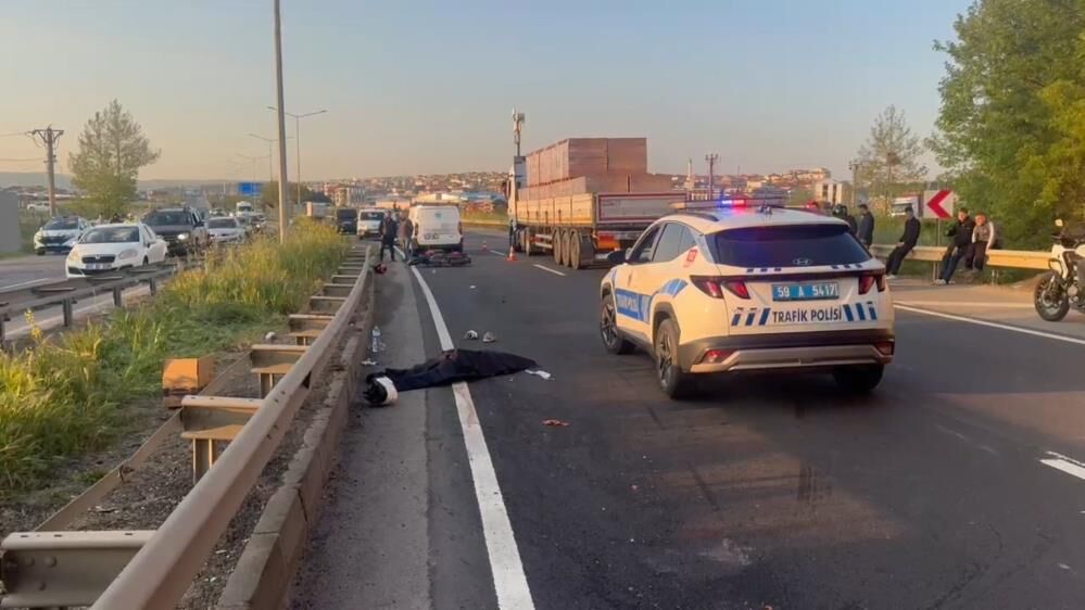 Bariyerlere Carpan Motosiklette Aci Son Genc Kiz Olay Yerinde Can Verdi (2)