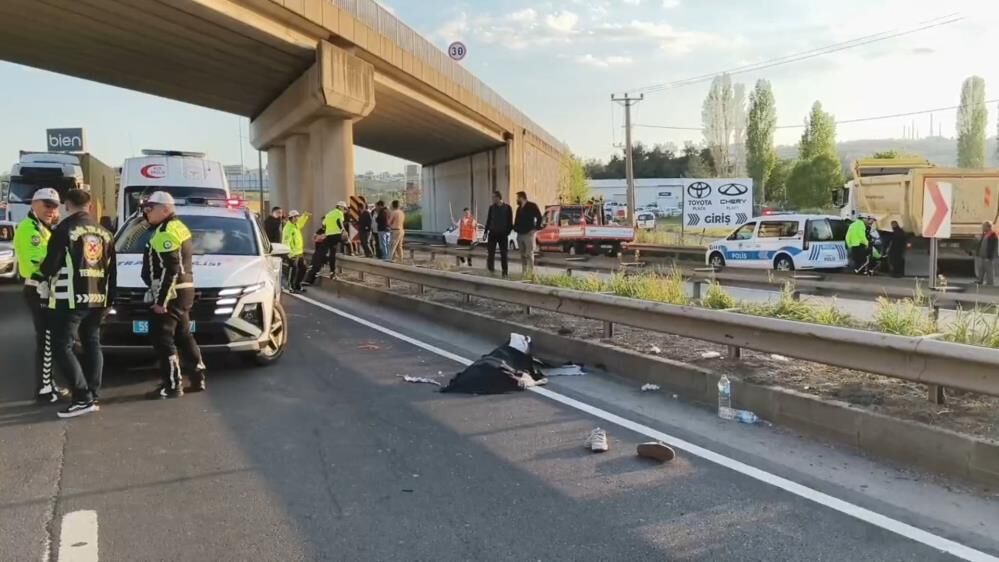 Bariyerlere Carpan Motosiklette Aci Son Genc Kiz Olay Yerinde Can Verdi (3)