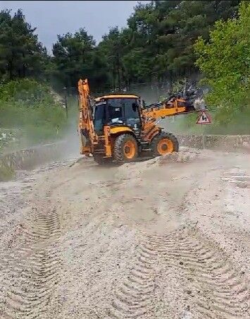 Bir Anda Bastirdi Dolu Yagisi Mahalle Yolunu Yok Etti (1)-1