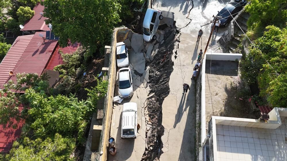 Bir Anda Yer Yarildi Asiri Yagisla Birlikte Coken Yol 5 Araci Yuttu (2)