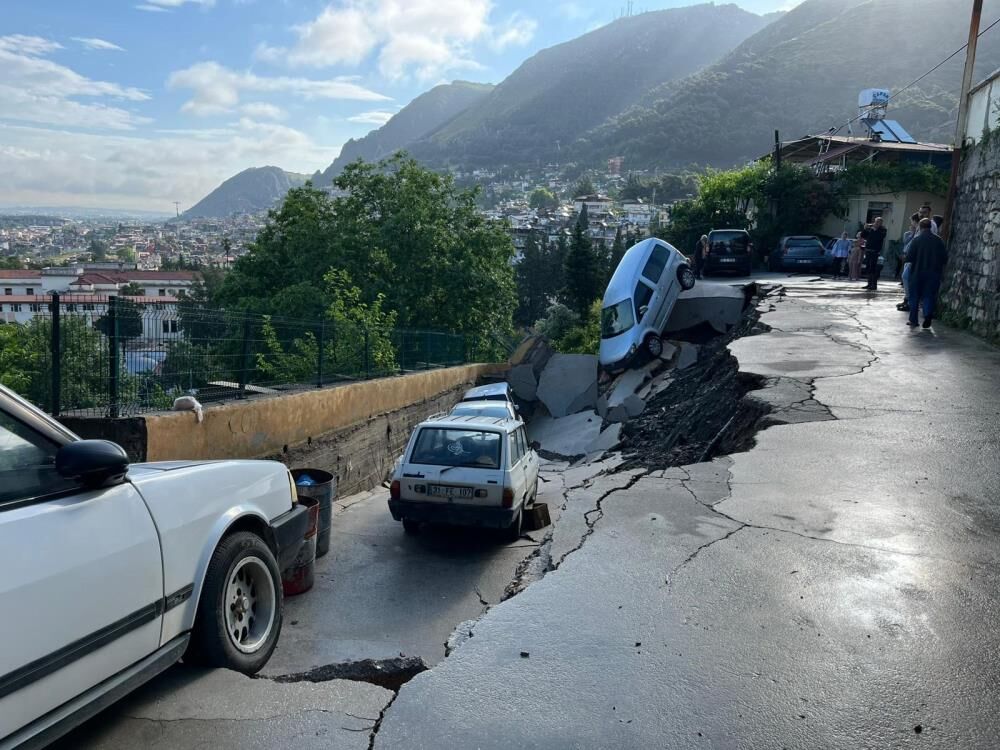 Bir Anda Yer Yarildi Asiri Yagisla Birlikte Coken Yol 5 Araci Yuttu (3)
