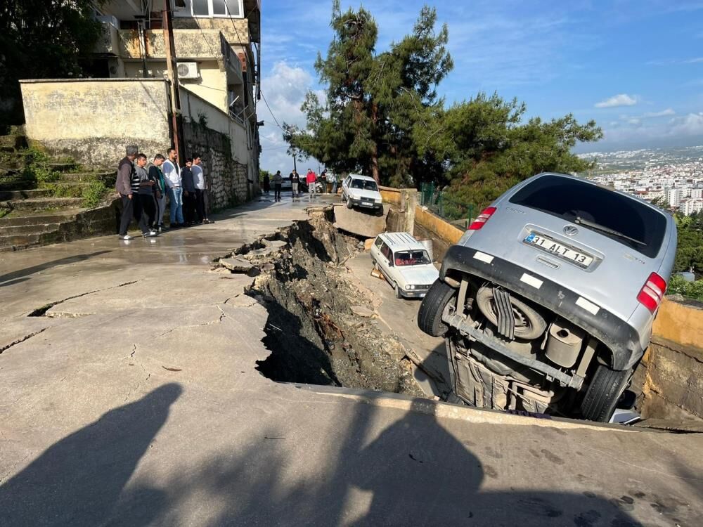 Bir Anda Yer Yarildi Asiri Yagisla Birlikte Coken Yol 5 Araci Yuttu (4)