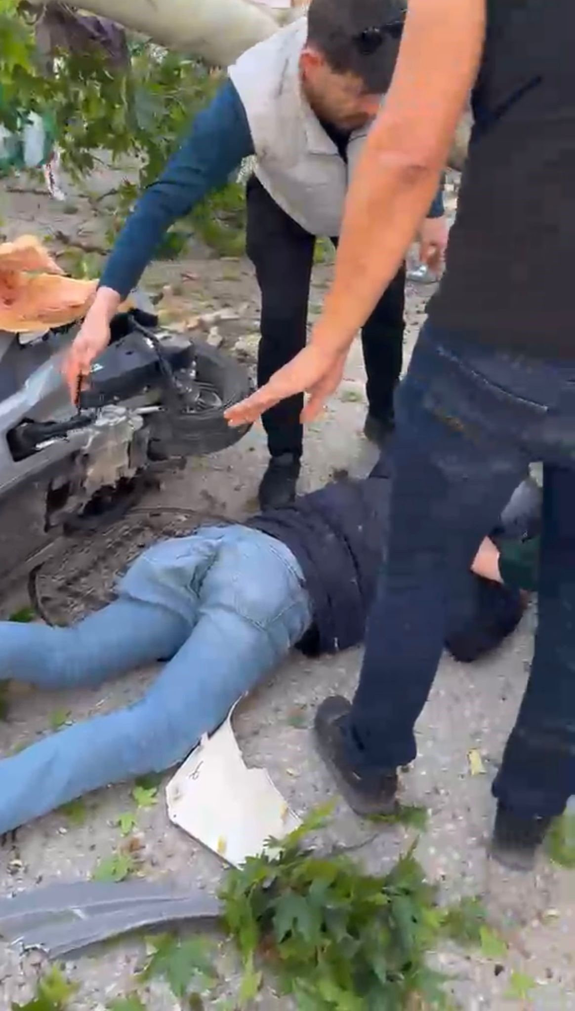 Bir Anda Yere Yigildi Devrilen Agacin Altinda Kalan Motosikletli Yasam Savasi Veriyor (5)