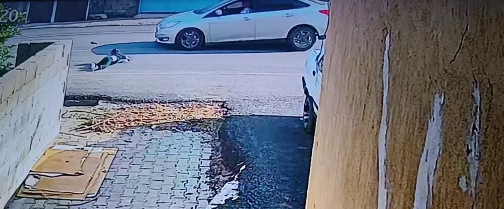 Bir Anda Yola Cikti Olumle Burun Buruna Geldi 5 Yasindaki Cocuga Otomobil Carpti (2)