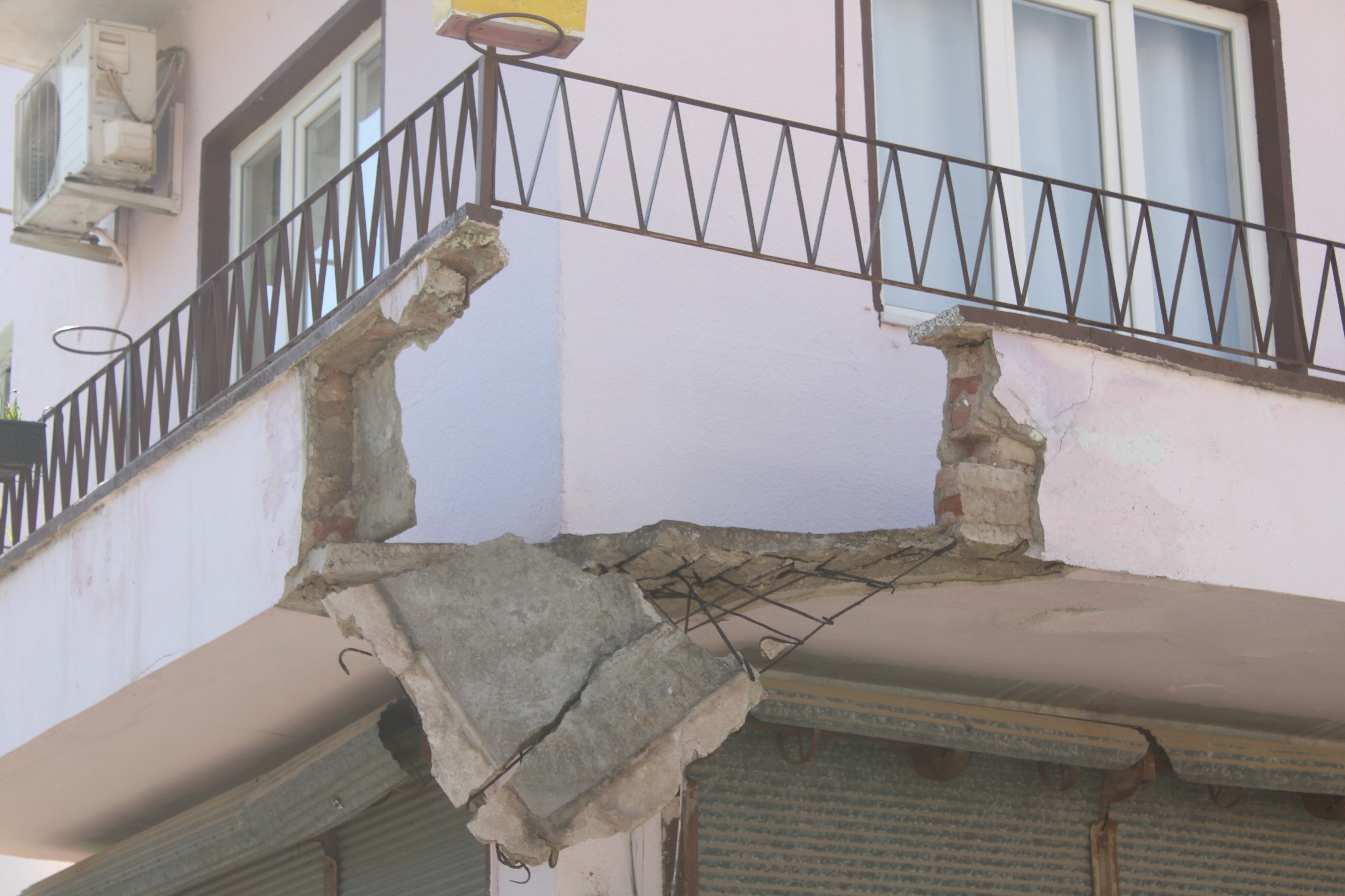 Bir Ay Once Balkondan Dusmustu Aci Haber Geldi (2)