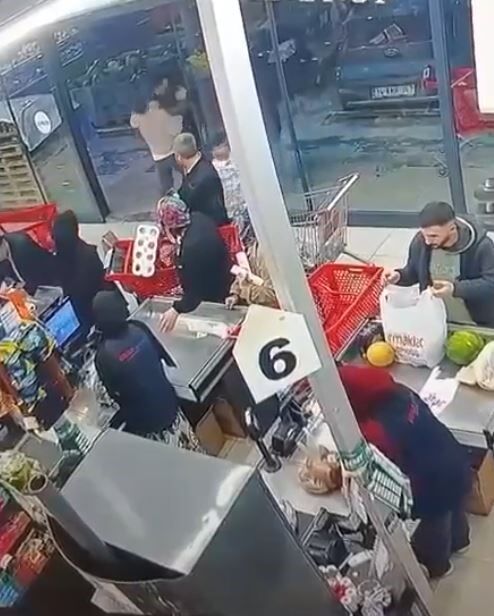 Bir Bakar Misin Diyerek Cagirip Kafa Atti O Anlar Kameraya Yansidi (2)