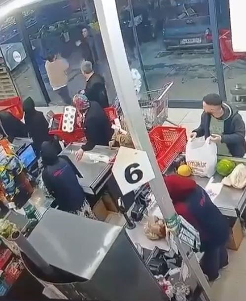 Bir Bakar Misin Diyerek Cagirip Kafa Atti O Anlar Kameraya Yansidi (3)