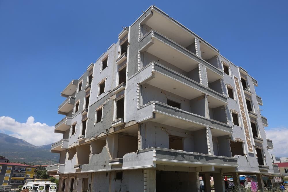 Canini Hice Saydi Agir Hasarli Binaya Girdi Bir Can Kurtardi (4)