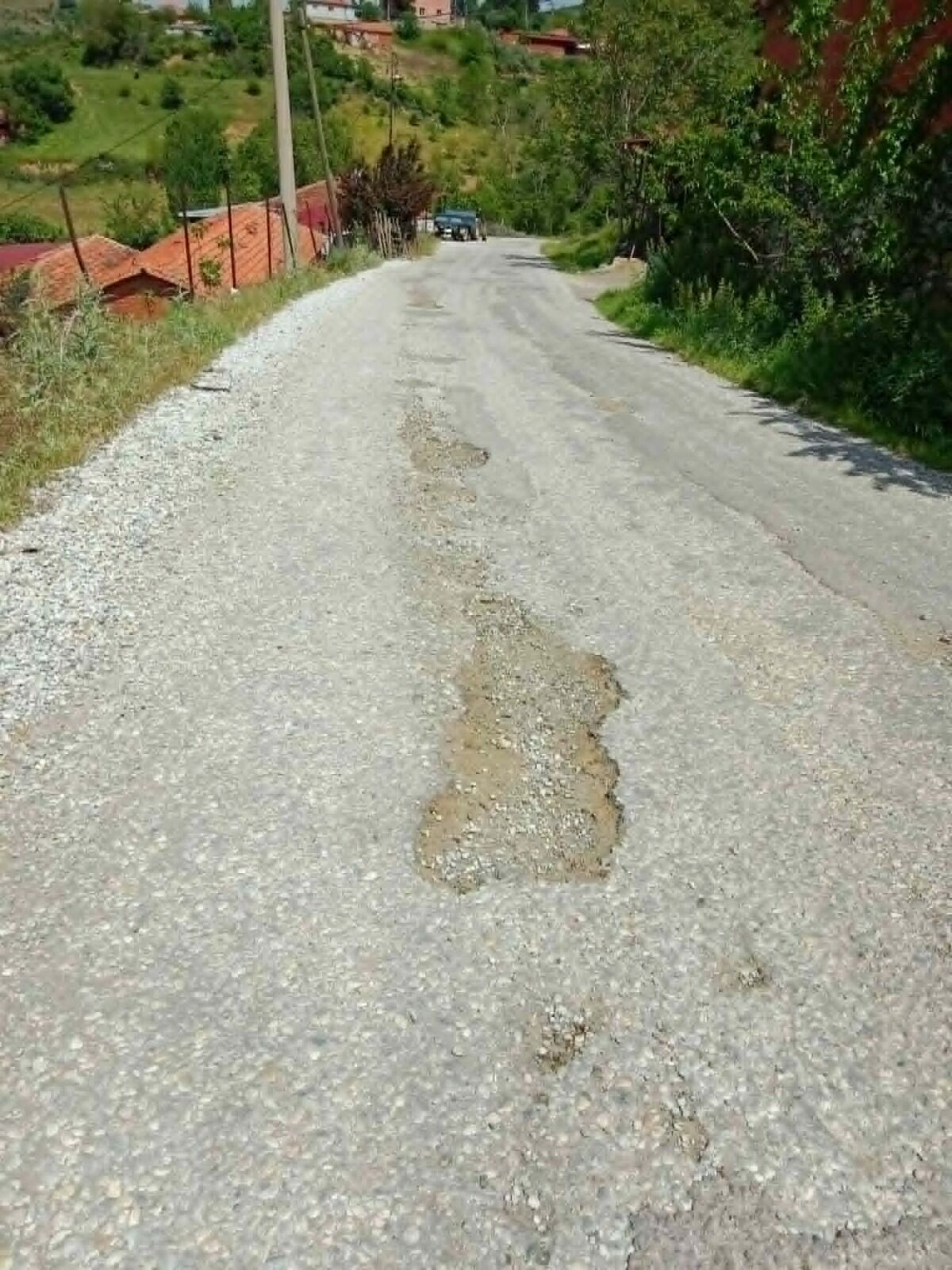 Çelikli Mahallesi’nde Vatandaşlar Yolun Yenilenmesini Istiyor (3)