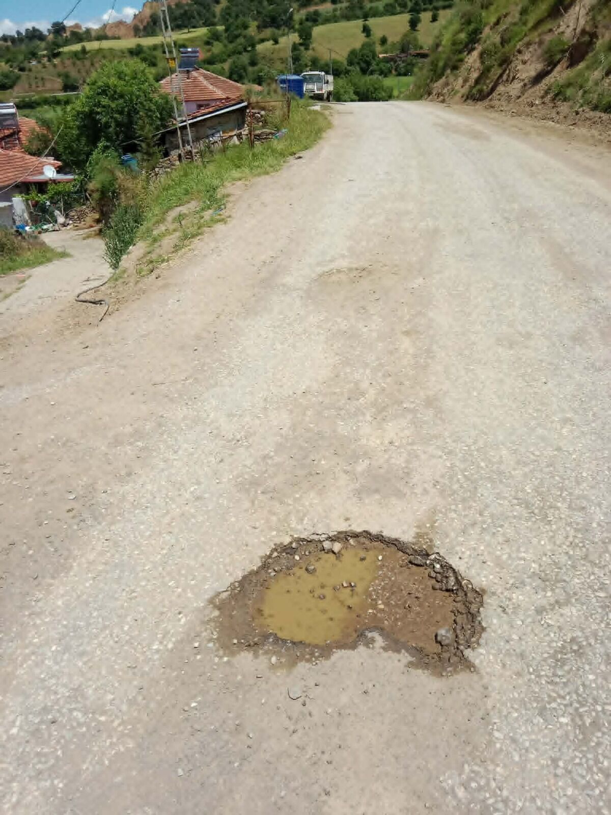 Çelikli Mahallesi’nde Vatandaşlar Yolun Yenilenmesini Istiyor (8)