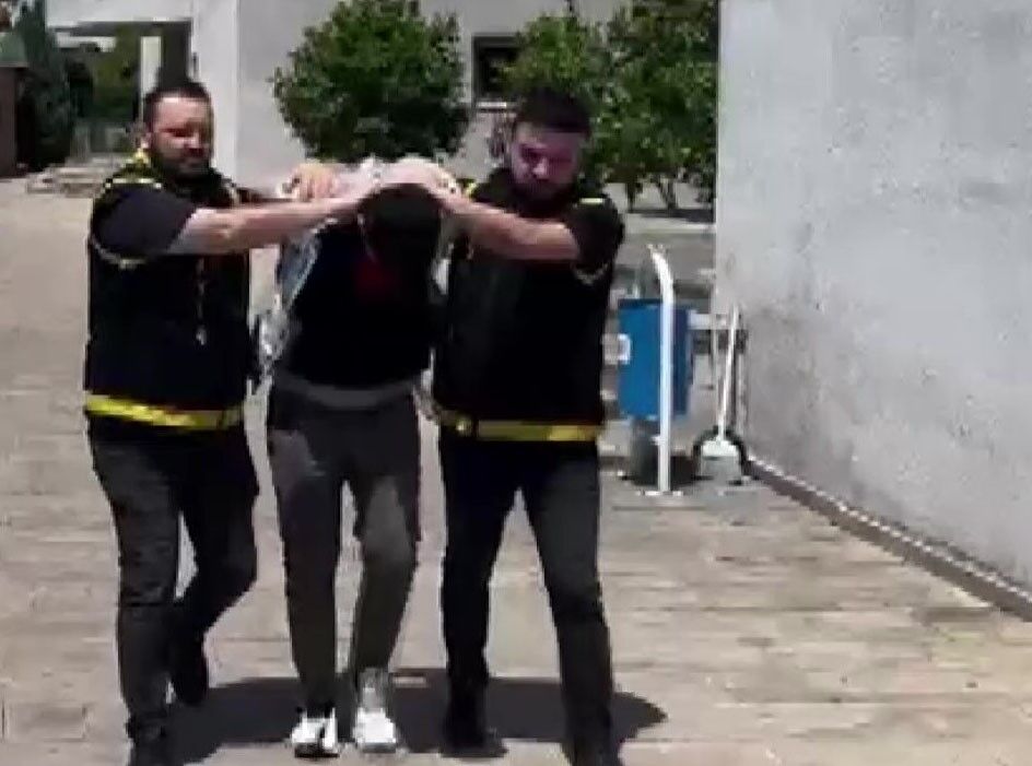 Cep Telefonu Bayisini Soydu Minibuse Binmeden Yakayi Ele Verdi (3)