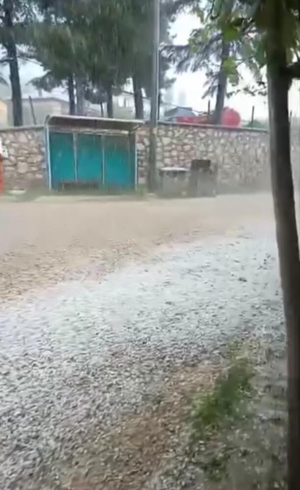 Ceviz Buyuklugunde Dolu Yagdi Mahalle Beyaza Burundu (2)
