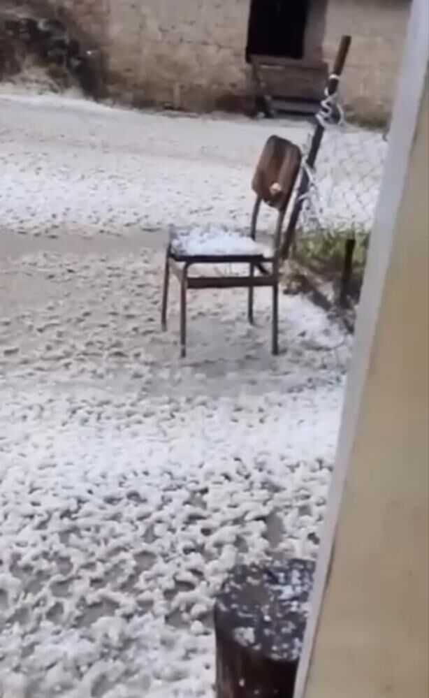 Ceviz Buyuklugunde Dolu Yagdi Mahalle Beyaza Burundu (4)