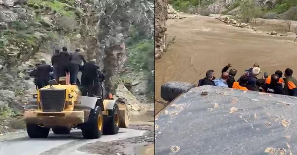 Dere Tasti Yol Koptu Isciler Kepceyle Tasindi (2)