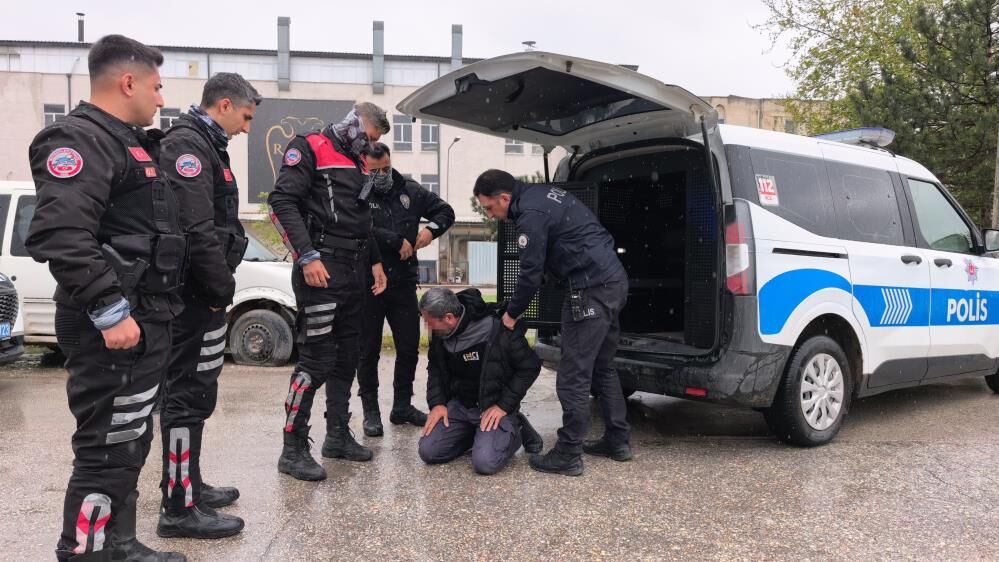 Ehliyetsiz Motosikletli Polise Mukavemet Gosterdi Biber Gaziyla Etkisiz Hale Getirildi (2)