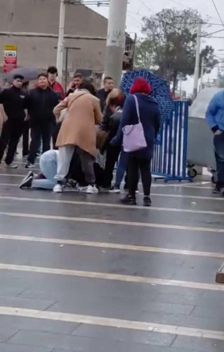 Engelli Vatandas Semsiye Satarak Geciniyordu Meydan Ortasinda Darp Edildi (2)