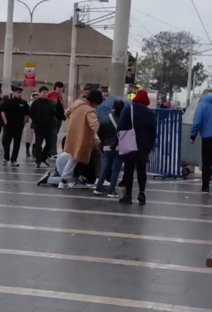 Engelli Vatandas Semsiye Satarak Geciniyordu Meydan Ortasinda Darp Edildi (3)