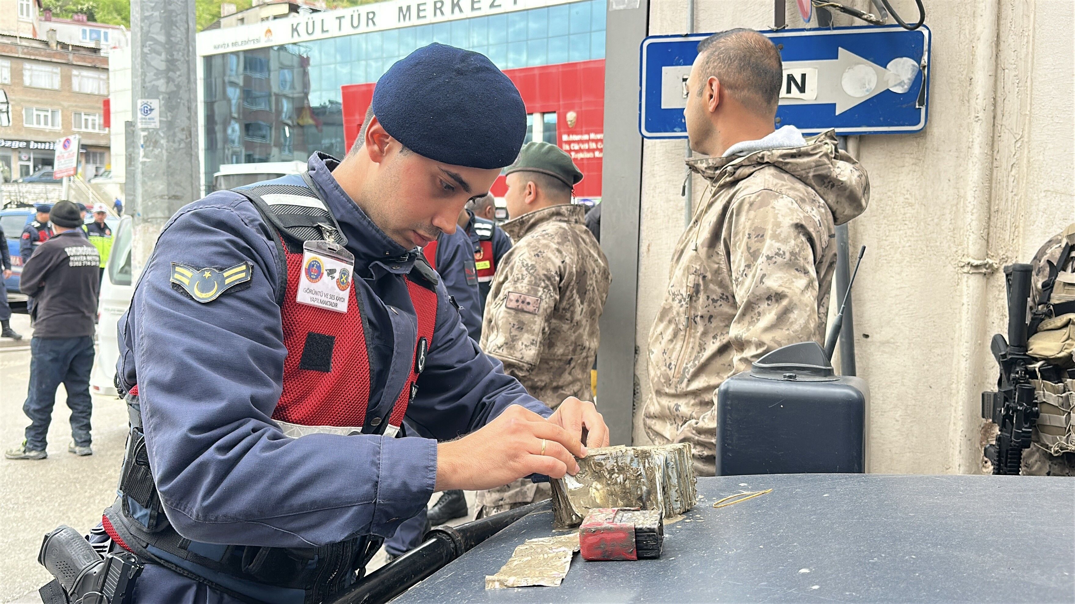 Felaketin Ortasinda Insanlik Dersi Jandarma Buldugu Paranin Sahibine Ariyor (3)