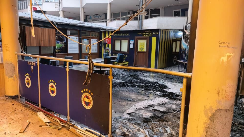Fenerbahceliler Derneginde Yangin Panik Yaratti Dernekteki Dehset Anlari Kamerada (2)