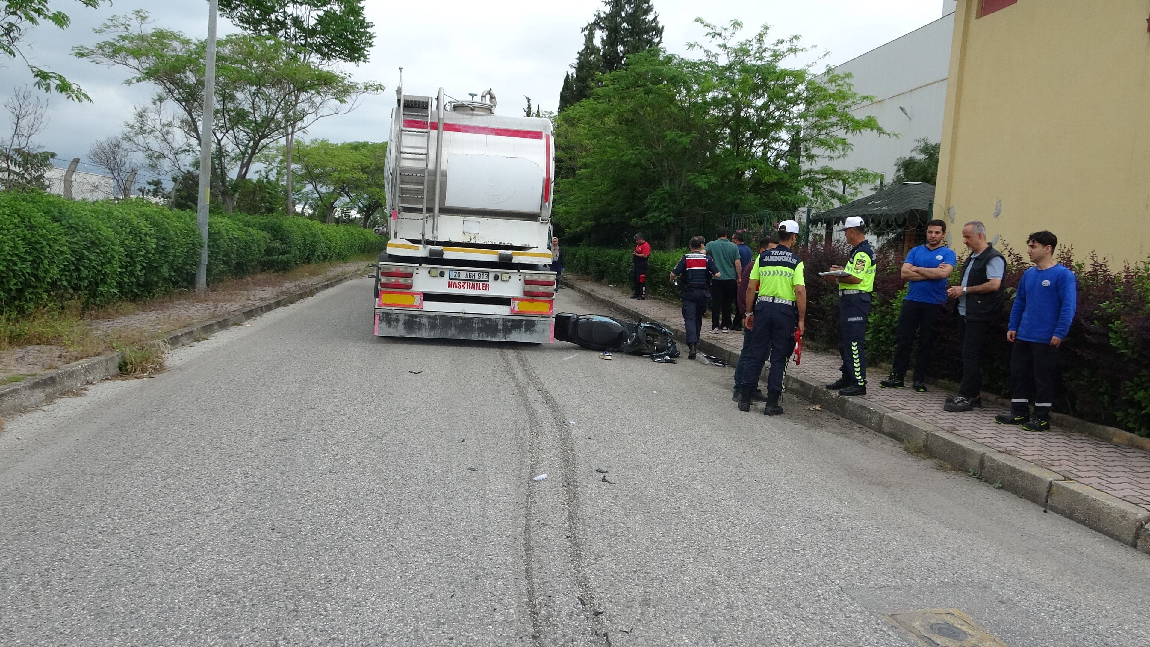 Genc Surucu Kurtarilamadi Olay Yerine Gelen Babanin Feryadi Yurekleri Dagladi (6)