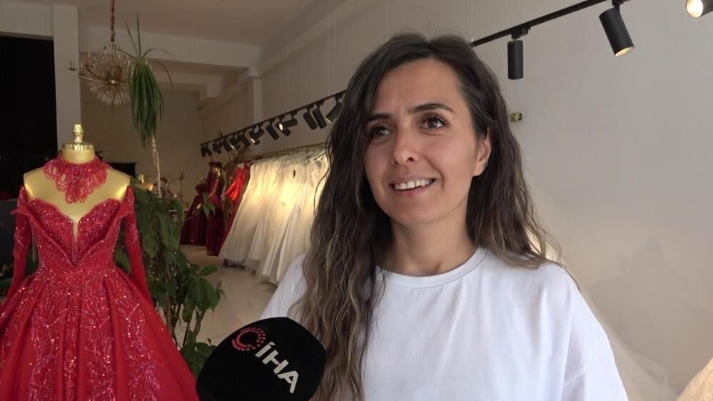 Gokyuzunde Gelinlikli Kadini Gorenler Damadi Aradi Gercek Yere Indikten Sonra Ortaya Cikti (5)