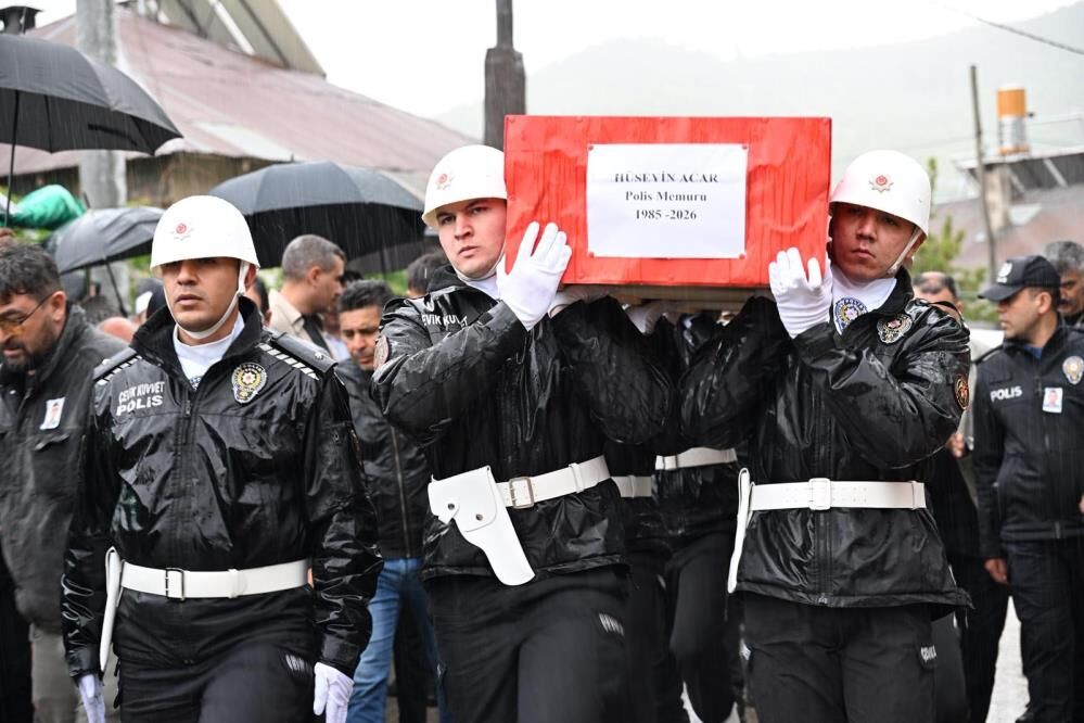 Gorev Basindaki Polis Memuru Kalbine Yenik Dustu (3)