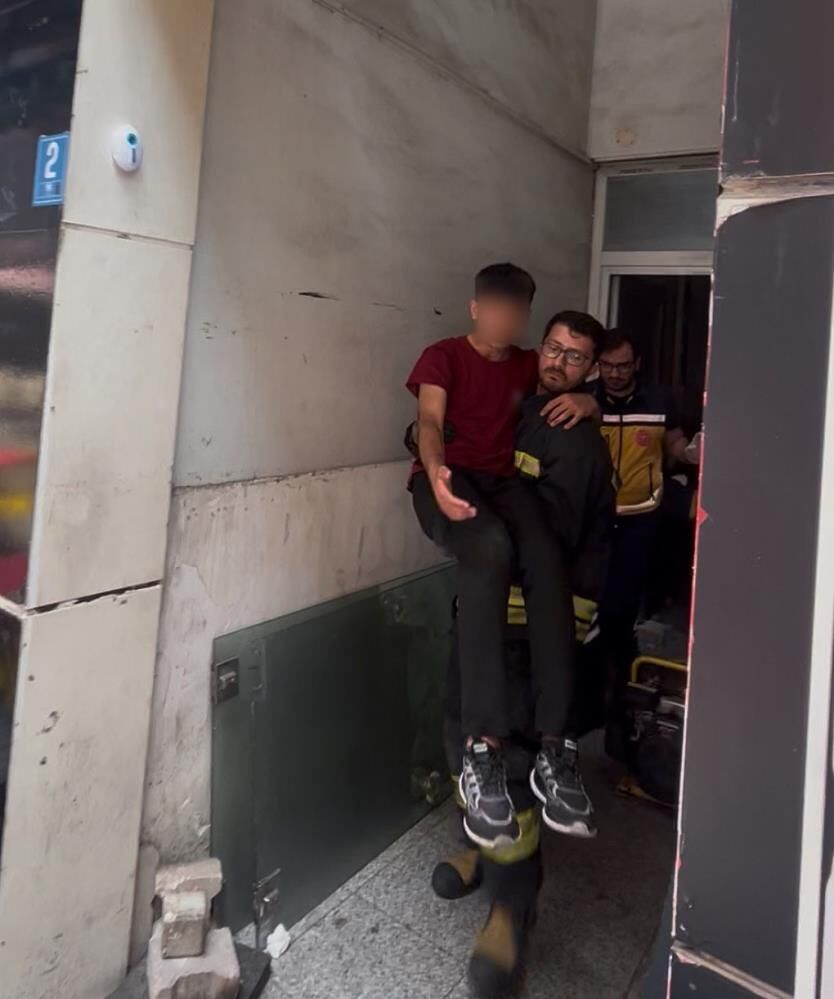 Itfaiye Erlerinin En Zor Ani Gozyaslari Icinde Haykiran Gencin Sikisan Kolunu Sag Sali (4)