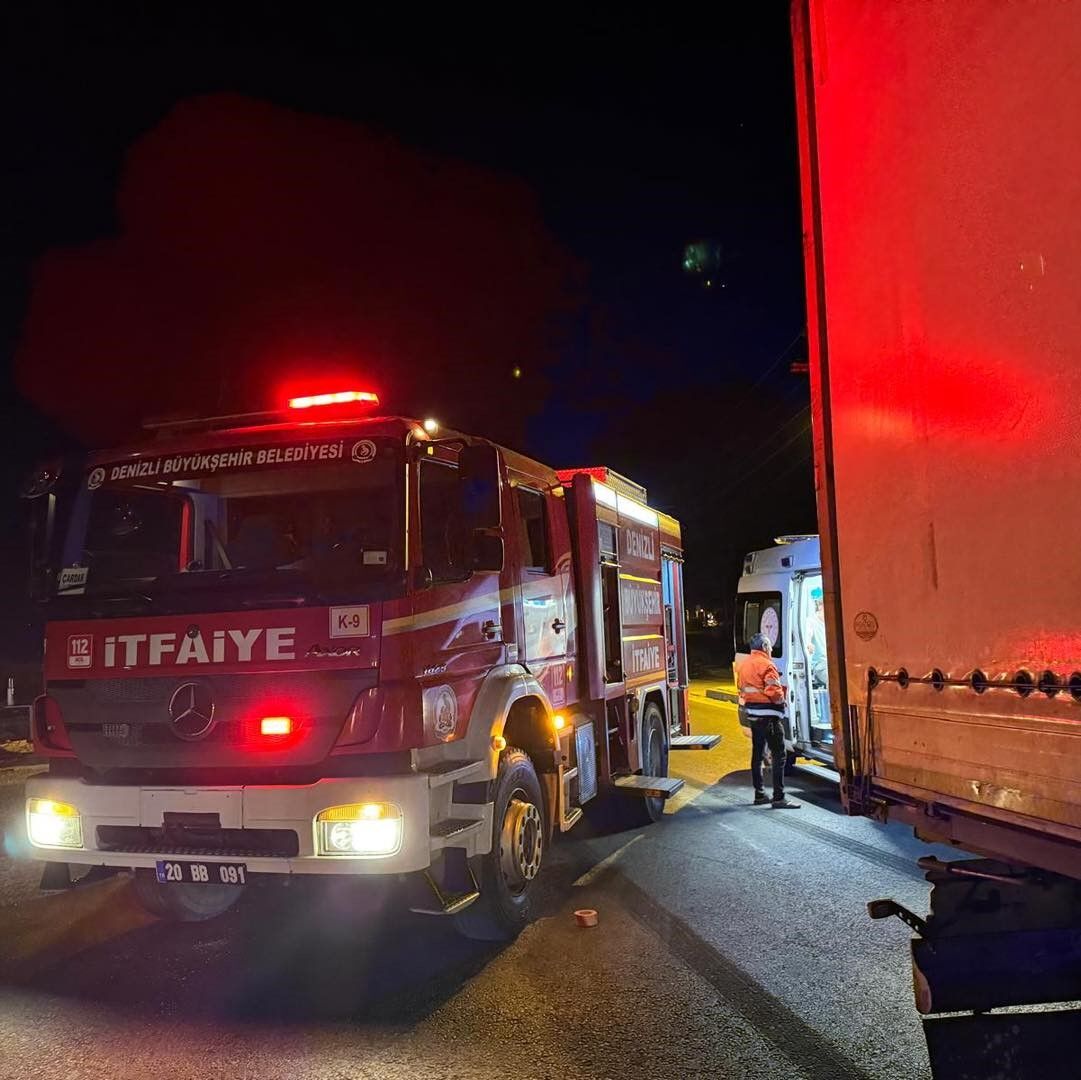 Kahreden Olum Otomobil Kagit Gibi Ezildi Surucu Kurtarilamadi (1)-1