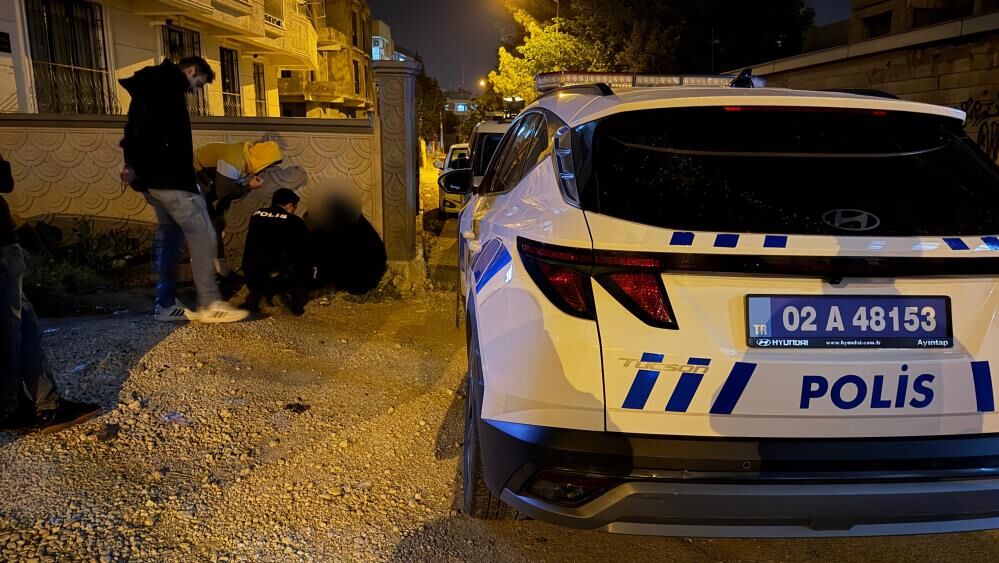Karanlikta Comelmis Yuzu Kapali Kadin Polisi Alarma Gecirdi (2)