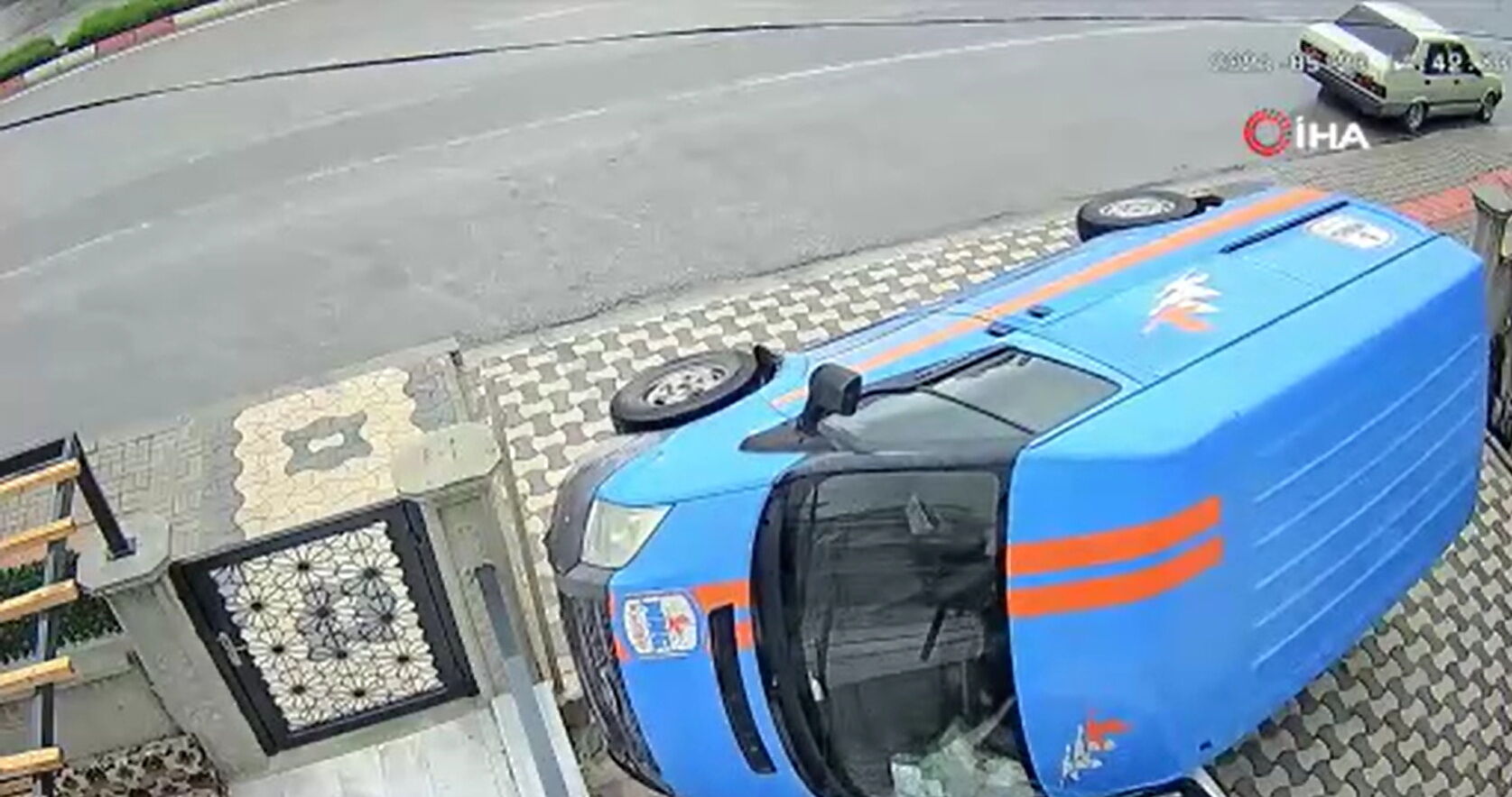 Kargo Araci Otomobilin Uzerine Devrildi Yardima Motokurye Kostu O Anlar Kamerada (2)