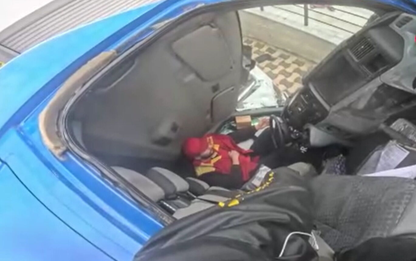 Kargo Araci Otomobilin Uzerine Devrildi Yardima Motokurye Kostu O Anlar Kamerada (3)