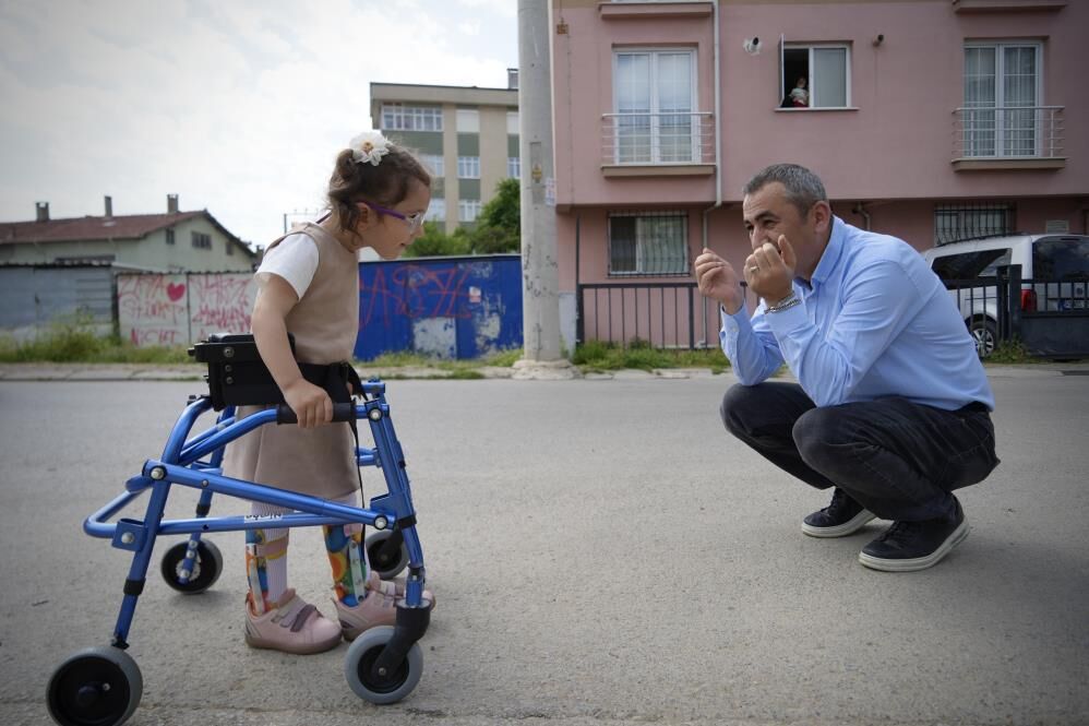 Kizinin Yurumesi Icin Her Seyi Yapti Su Borusundan Bariyer Kurdu (3)