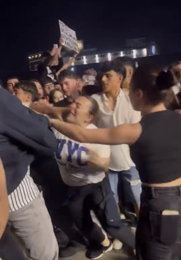Konserde Ortalik Karisti Tekme Yumruk Kavga Kamerada (2)