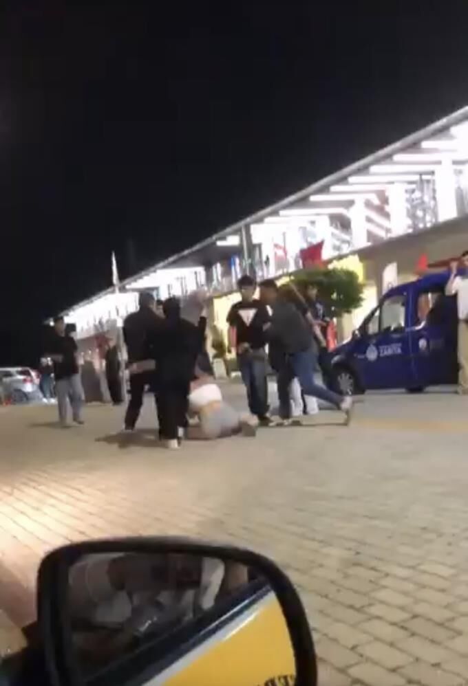 Konserde Ortalik Karisti Tekme Yumruk Kavga Kamerada (3)