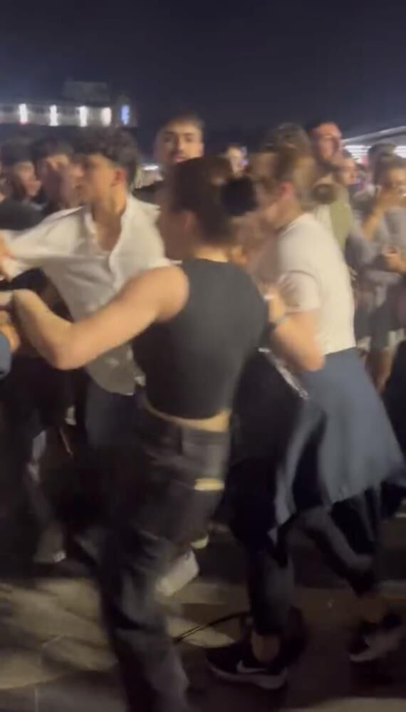 Konserde Ortalik Karisti Tekme Yumruk Kavga Kamerada (4)