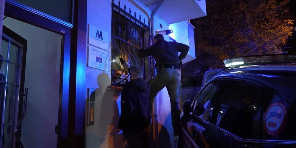 Kotu Koku Alarmi Kapi Acilinca Gercek Ortaya Cikti (3)
