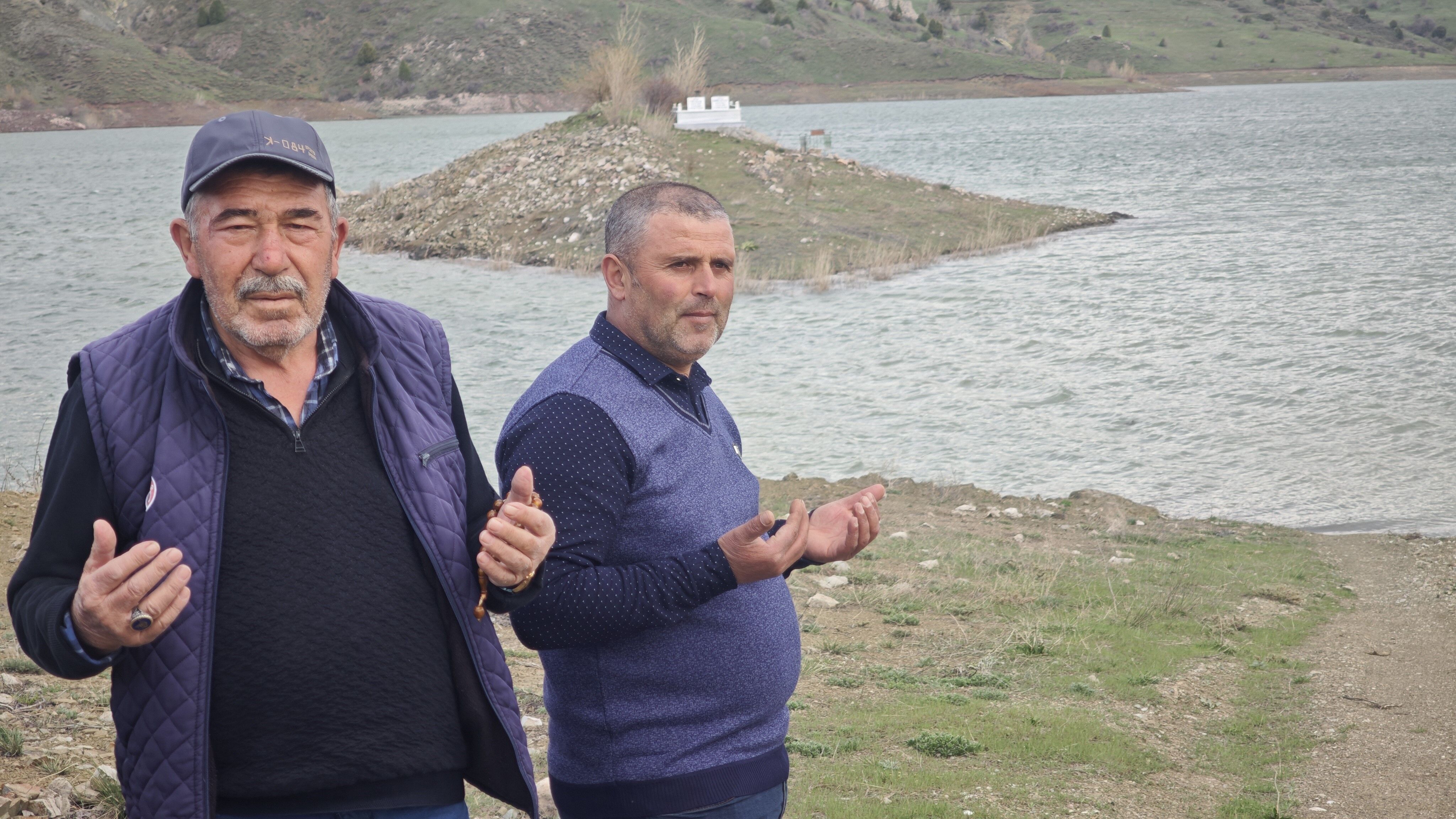 Koylunun Suyla Imtihani Yuruyerek Gittikleri Mezarliga Simdi Uzaktan Bakiyorlar (7)